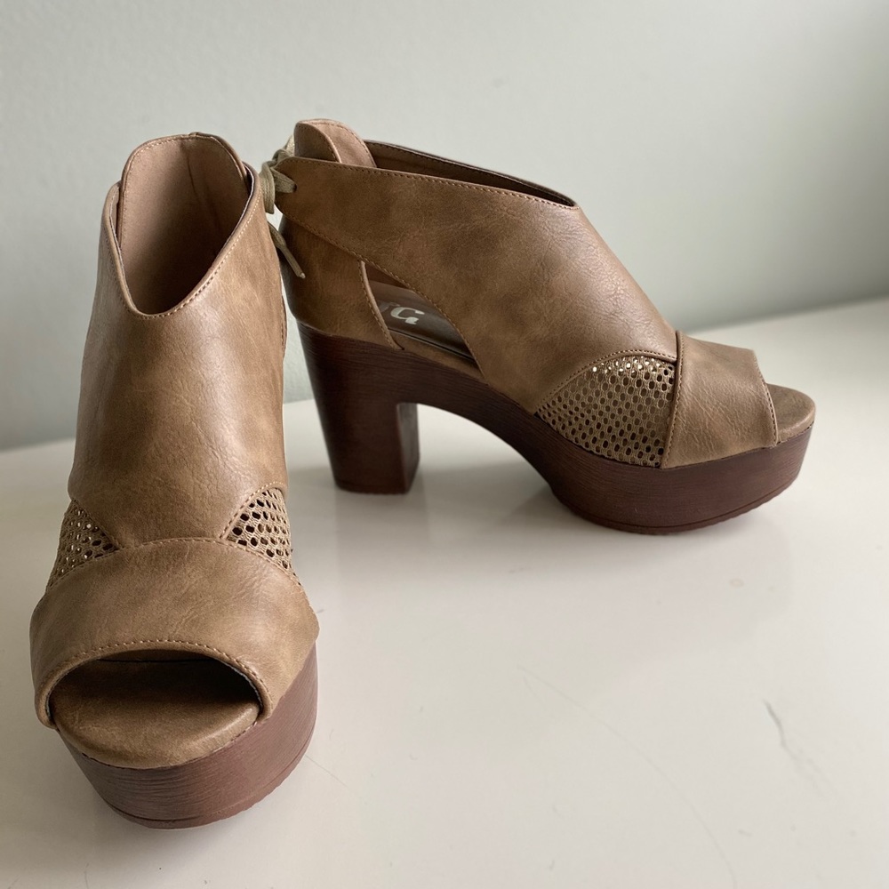 Journee Collection Sorly Platform Sandal